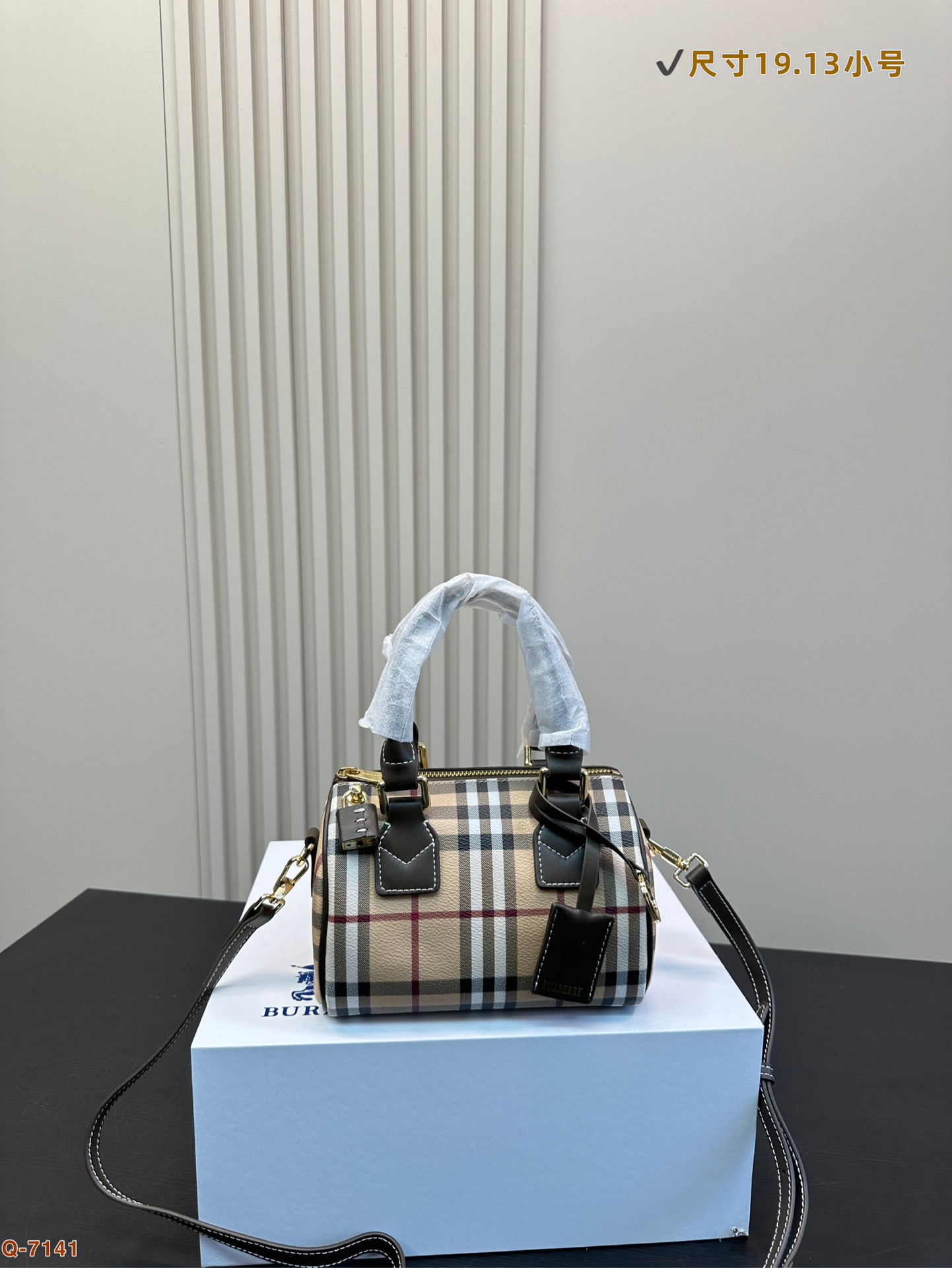 165/175 巴宝莉枕头包 BURBERRY博柏利一堆可可开爱爱的枕头包来啦 可以手提加斜挎又不违和就是它 这款年份久自然会伴随如手提颜色油润变深 配_上Burberry风衣非常有英伦范儿 尺寸:19.13cm/25.17cm/30.21cm