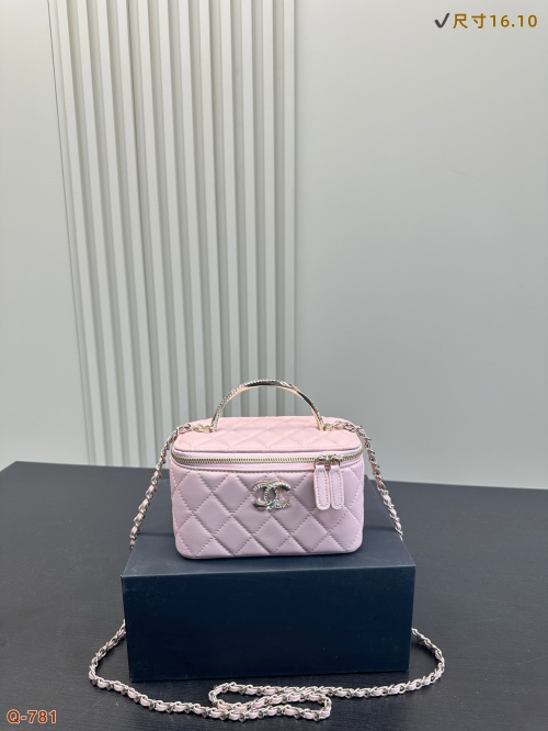 Elegante Bolso de Mano Chanel Rosado con Asa de Perlas, 16 x 10 cm 1 Elegante Bolso de Mano Chanel Rosado con Asa de Perlas, 16 x 10 cm
