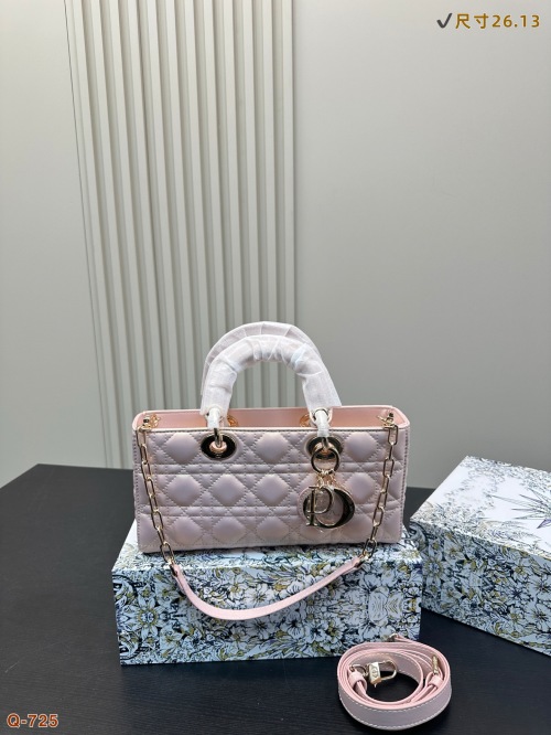 حقيبة ديور D-Joy الطويلة الأنيقة بتصميم Lady Dior الكلاسيكي 1 حقيبة ديور D-Joy الطويلة الأنيقة بتصميم Lady Dior الكلاسيكي