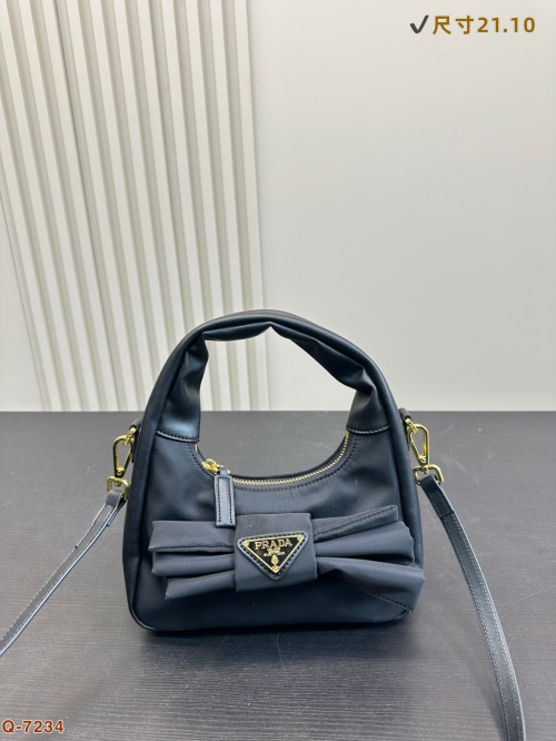 Prada Gerecycled Nylon Handtas met Strik - Elegant en Charmant, 21x10 cm 1 Prada Gerecycled Nylon Handtas met Strik - Elegant en Charmant, 21x10 cm
