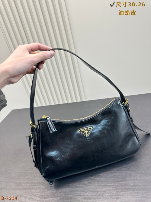 Elegante Bolso de Hombro Prada de Cuero Encerado, Diseño Clásico y Moderno 1 Elegante Bolso de Hombro Prada de Cuero Encerado, Diseño Clásico y Moderno