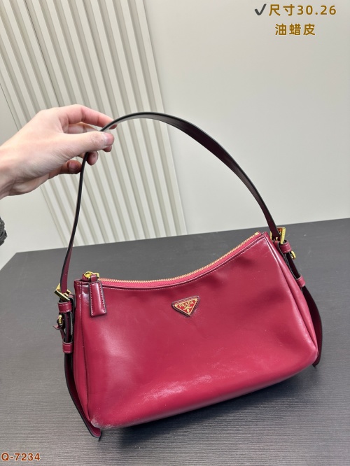Prada Sac à Main Underarm en Cuir Huilé - Élégance et Modernité 1 Prada Sac à Main Underarm en Cuir Huilé - Élégance et Modernité