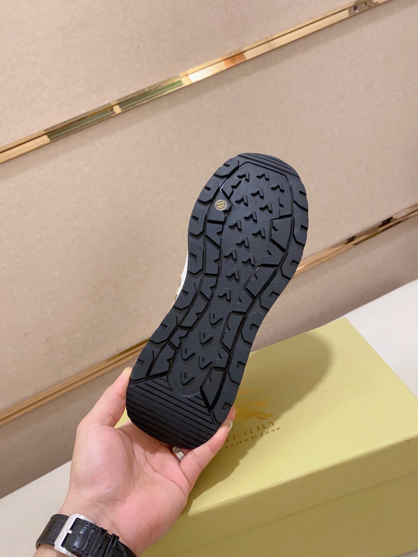 Precio de fábrica:Sincronización de contadorBURBERRY Burberry generación superior de sincronización 