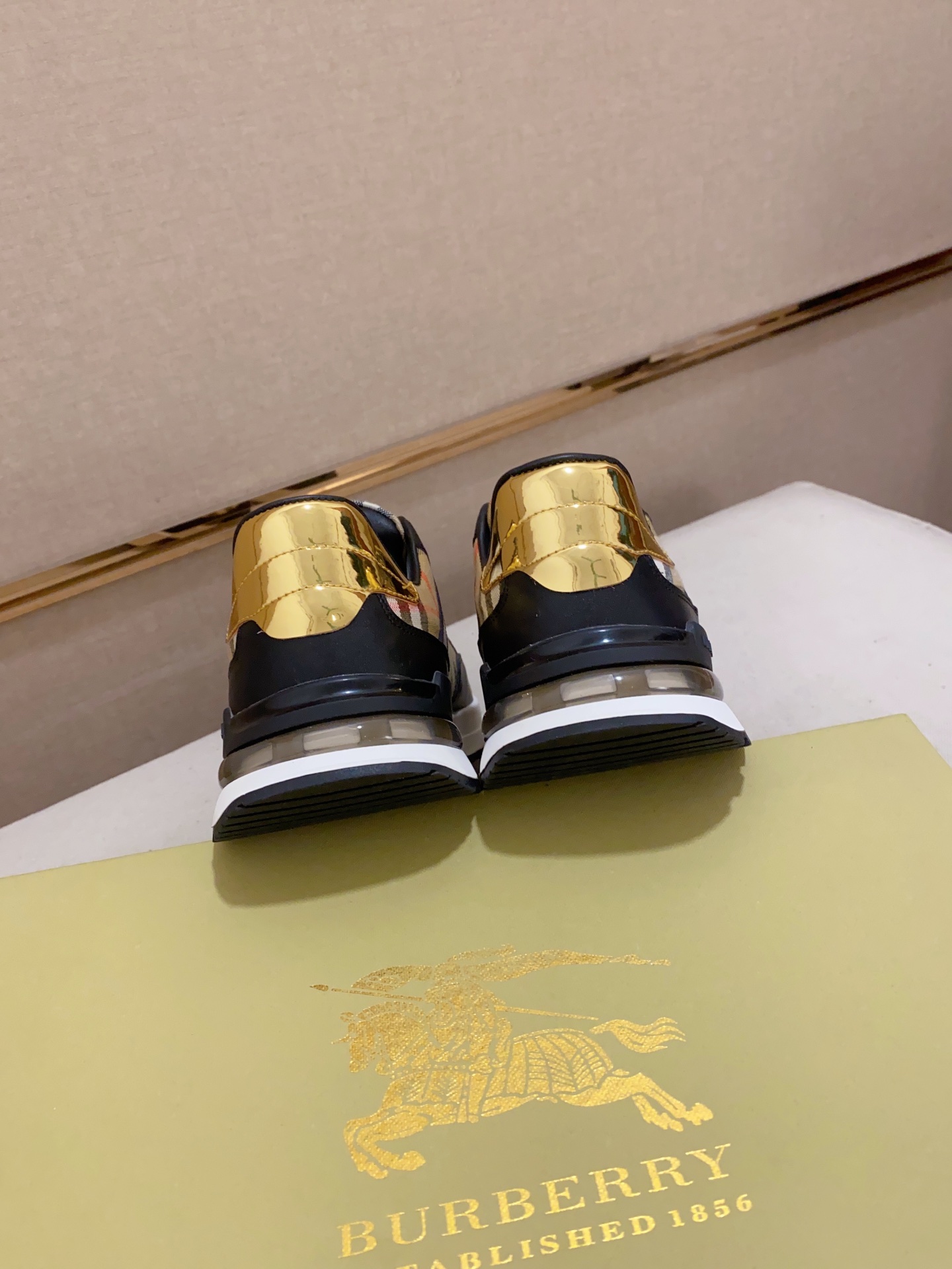 Precio de fábrica:Sincronización de contadorBURBERRY Burberry generación superior de sincronización 