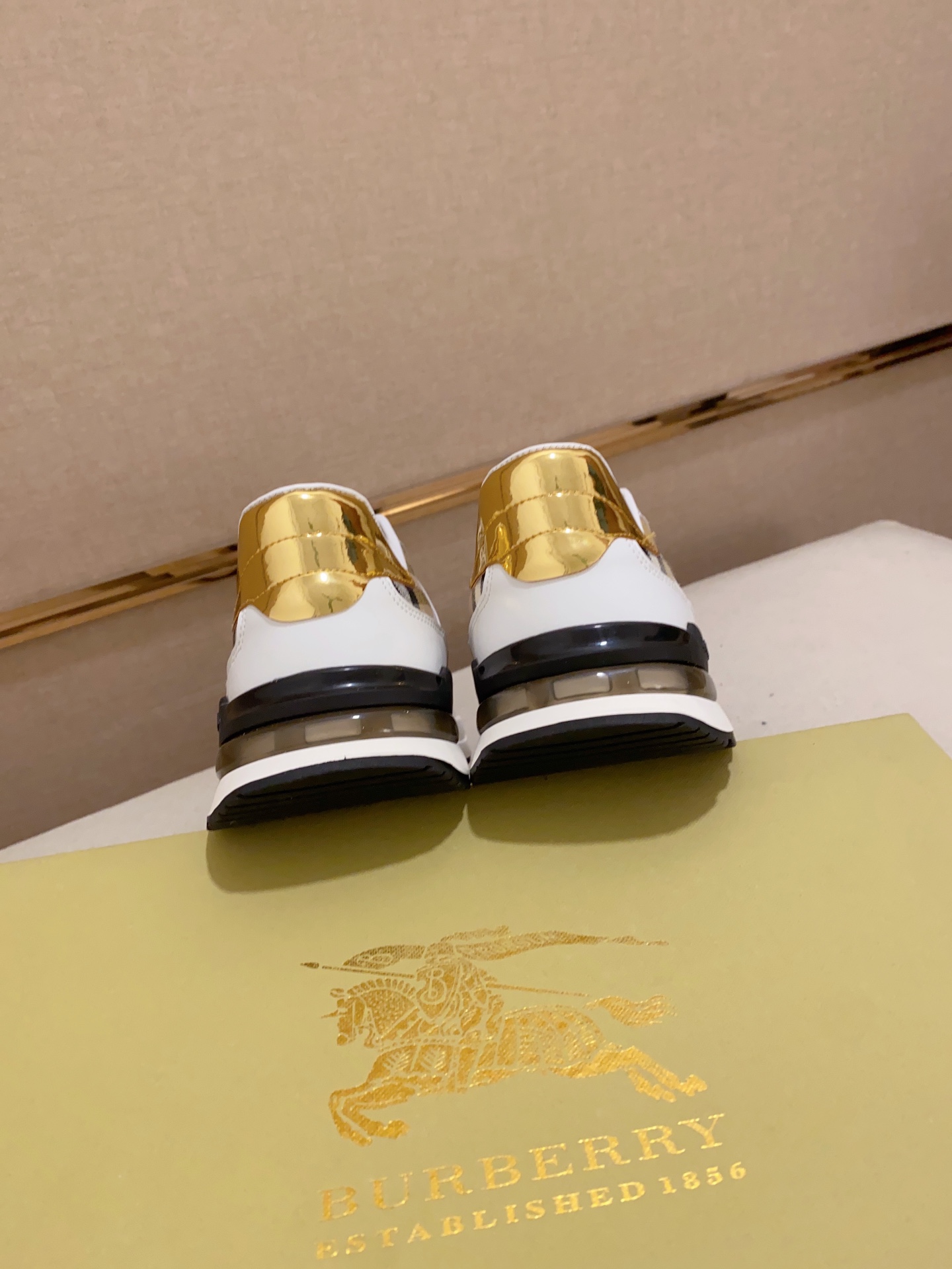 Precio de fábrica:Sincronización de contadorBURBERRY Burberry generación superior de sincronización 