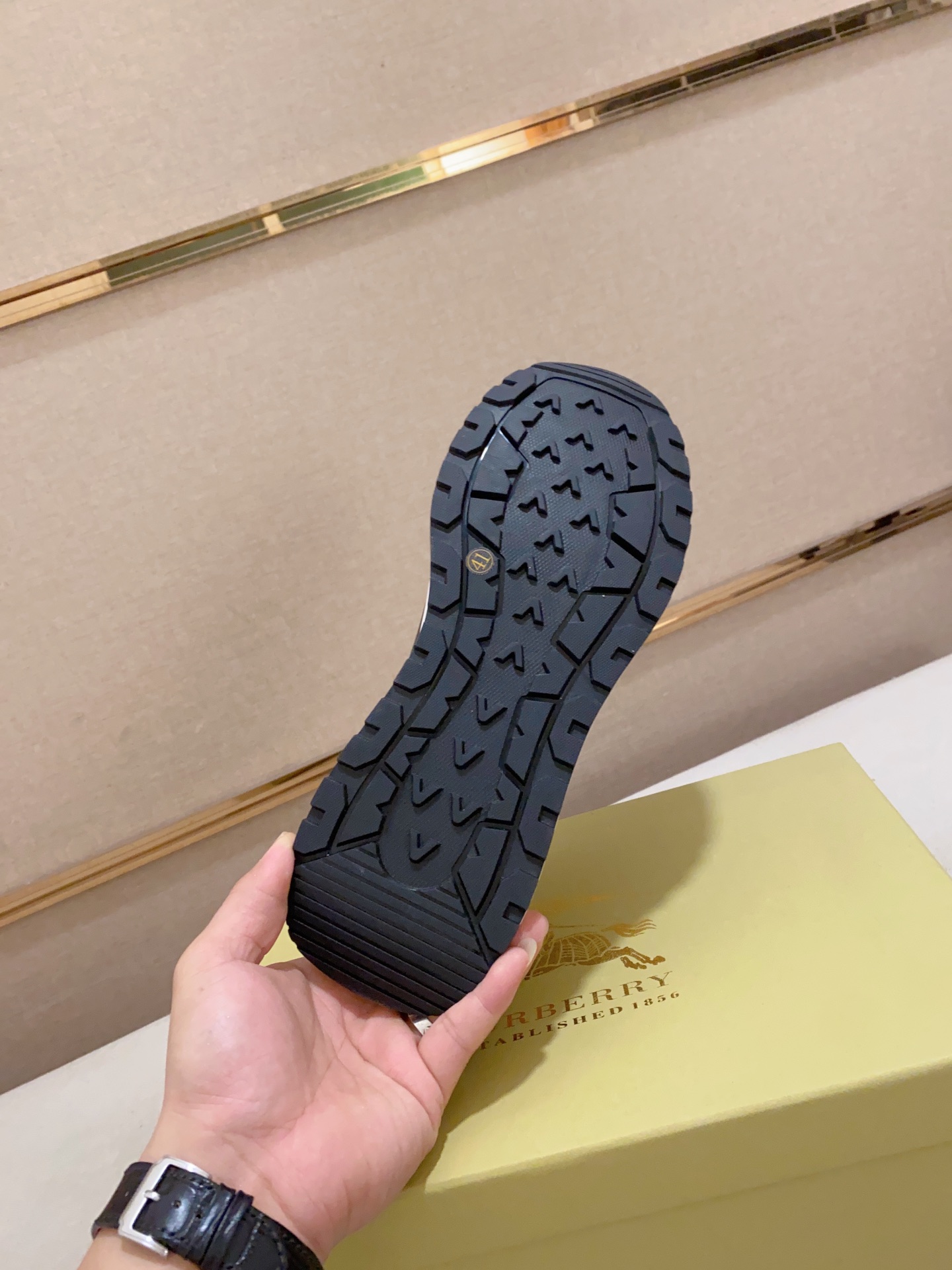 Precio de fábrica:Sincronización de contadorBURBERRY Burberry generación superior de sincronización 