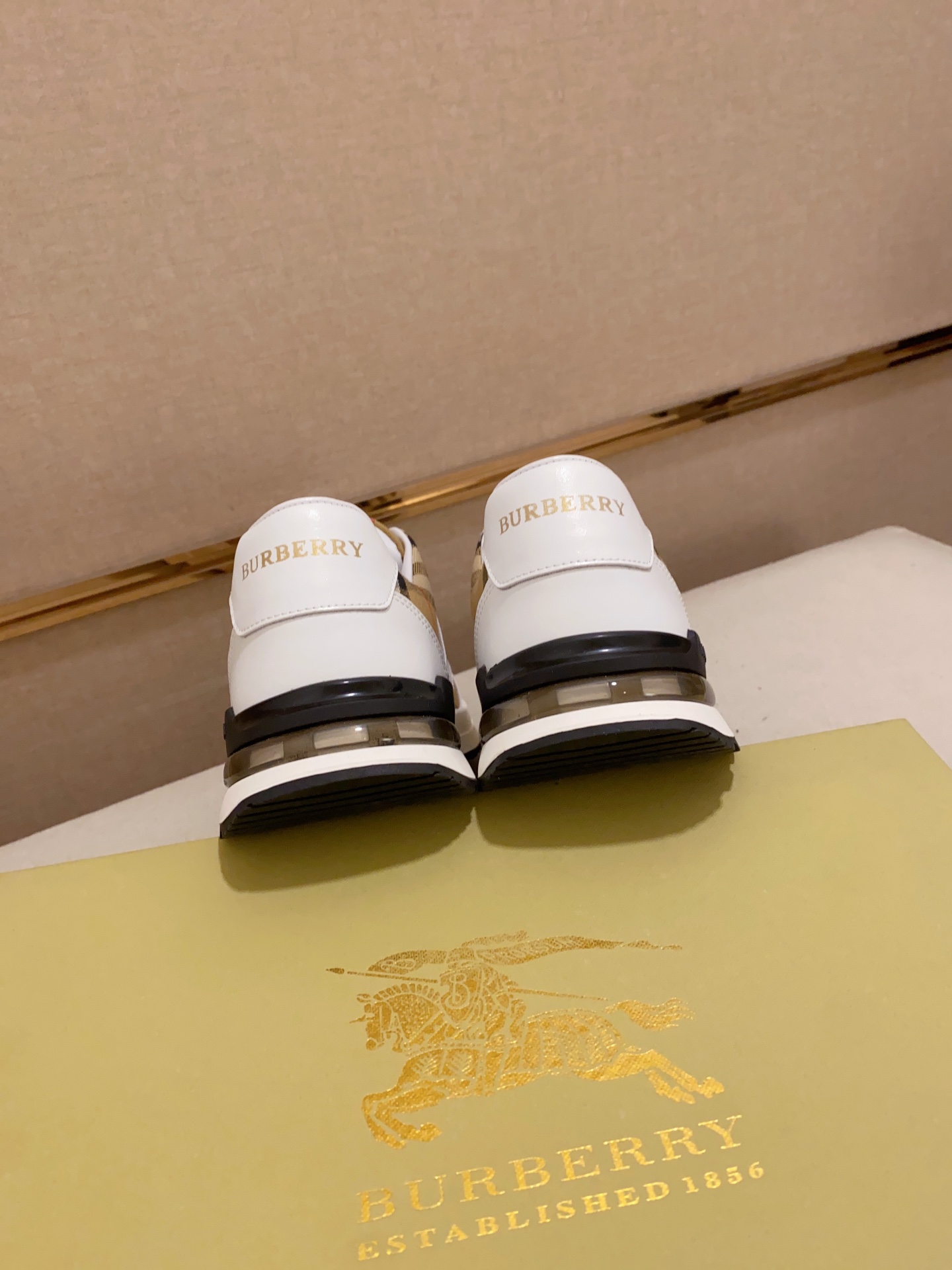 Precio de fábrica:Sincronización de contadorBURBERRY Burberry generación superior de sincronización 