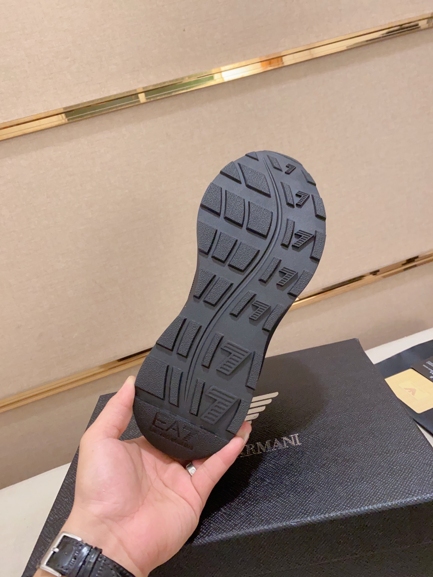 Precio de fábrica: 280Armani (Armani) sitio web oficial sincronizado con los últimos modelosParte su
