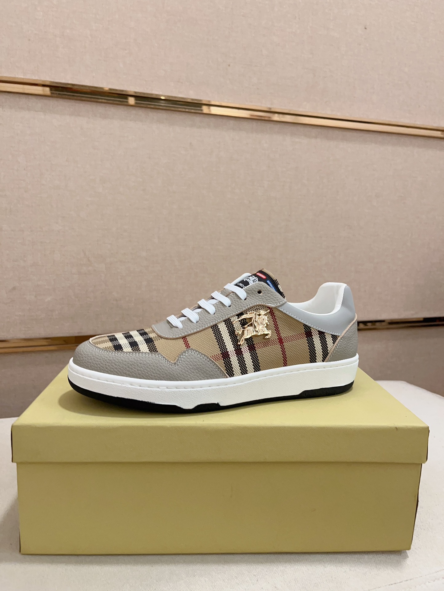 Precio de fábrica:Contador sincronizado burberry Burberry superior agencia de venta sincronizada núm