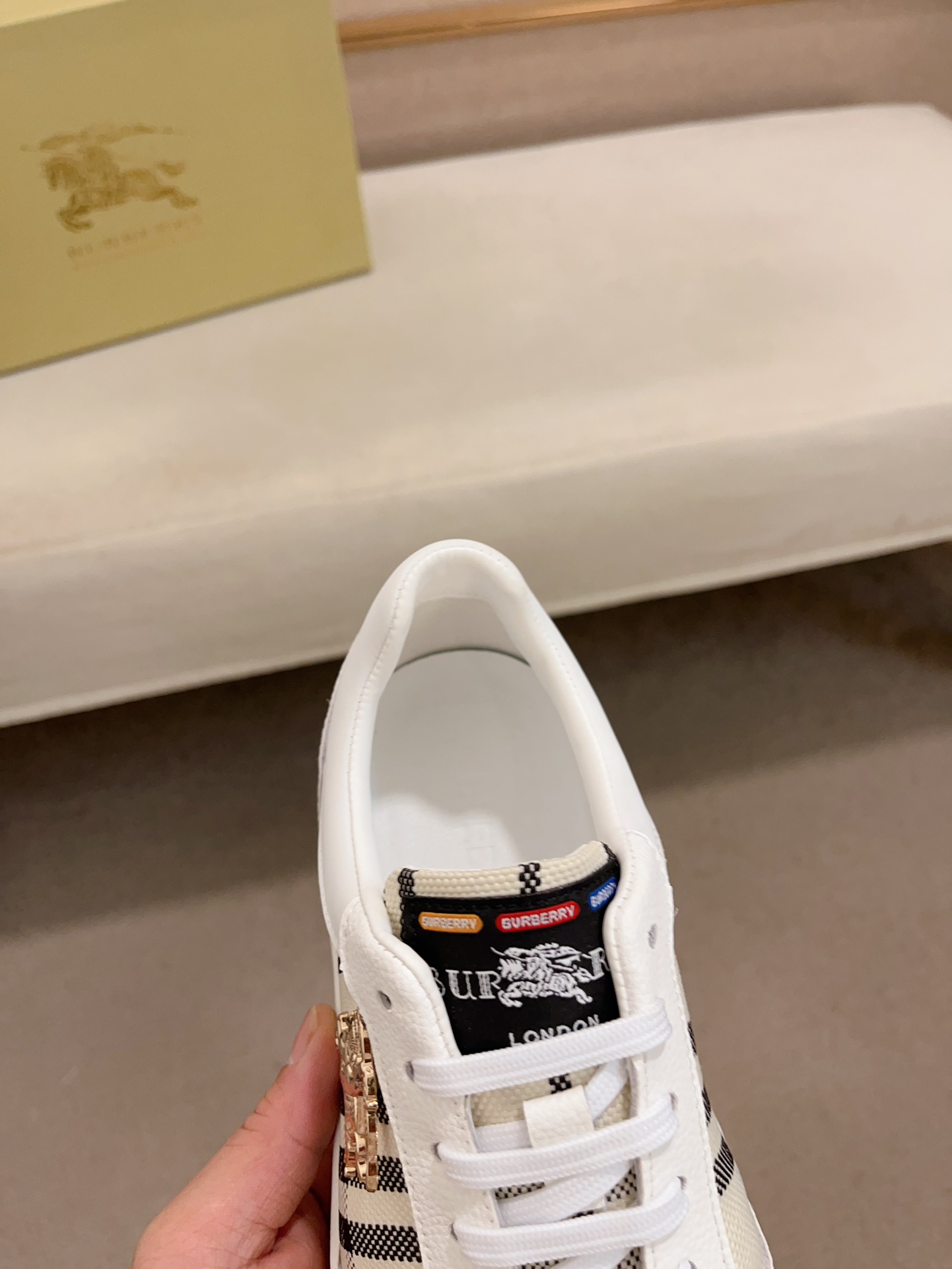 Precio de fábrica:Contador sincronizado burberry Burberry superior agencia de venta sincronizada núm