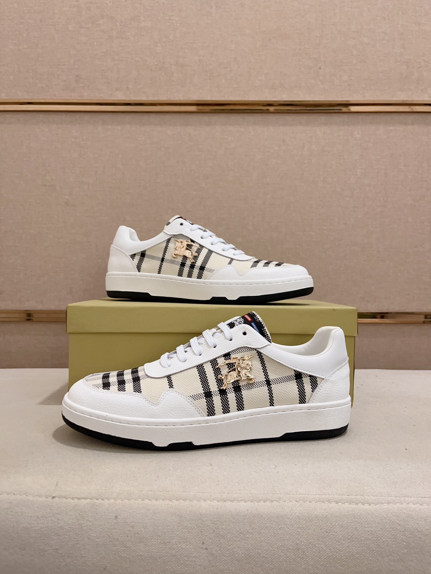 Precio de fábrica:Contador sincronizado burberry Burberry superior agencia de venta sincronizada núm