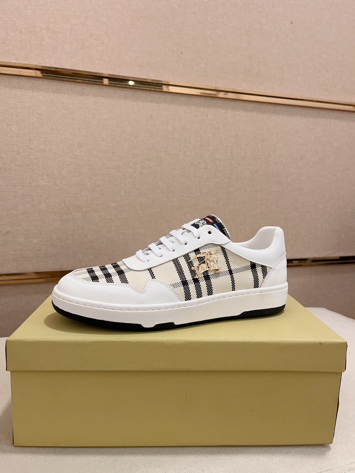 Precio de fábrica:Contador sincronizado burberry Burberry superior agencia de venta sincronizada núm
