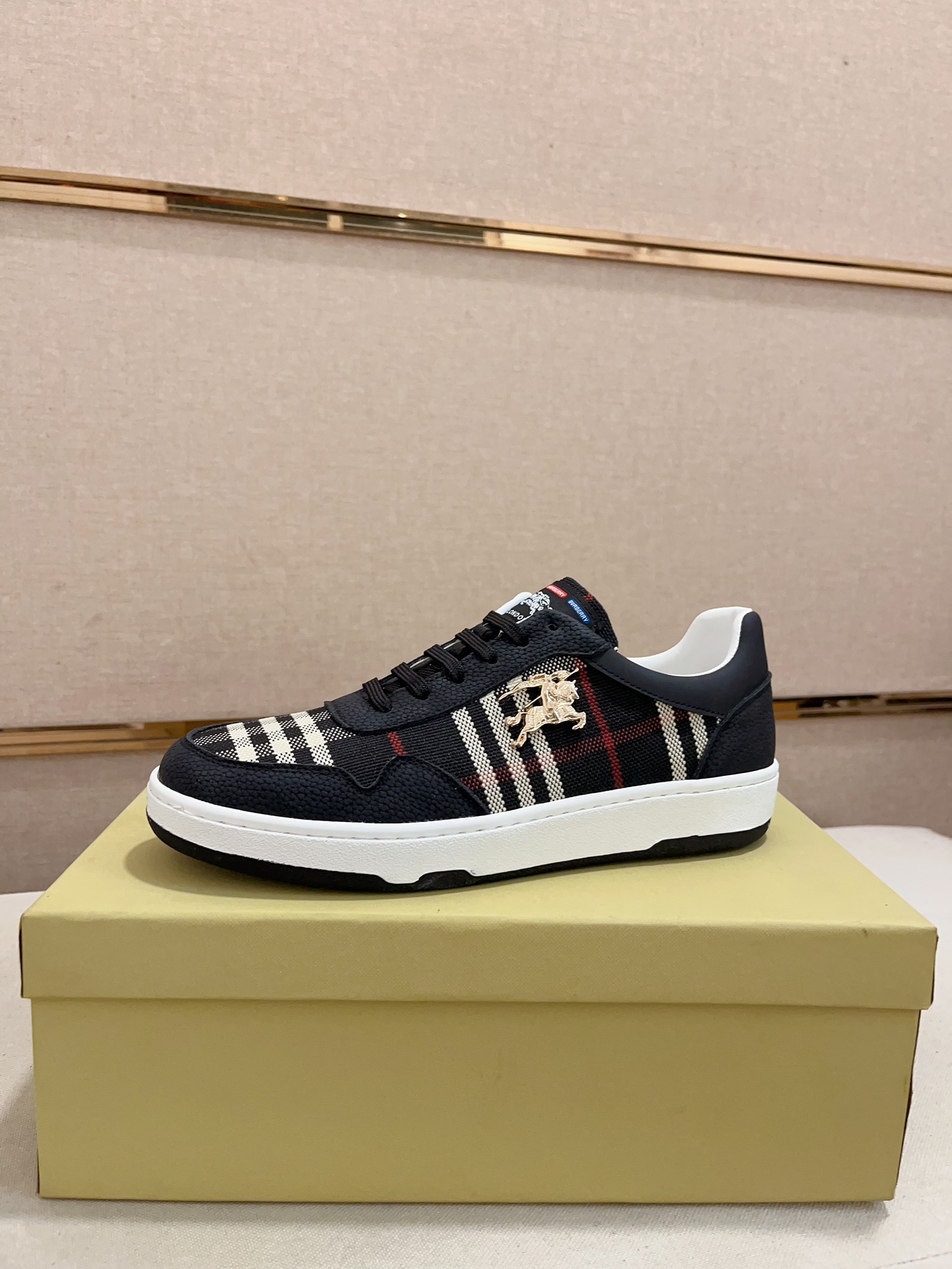 Precio de fábrica:Contador sincronizado burberry Burberry superior agencia de venta sincronizada núm