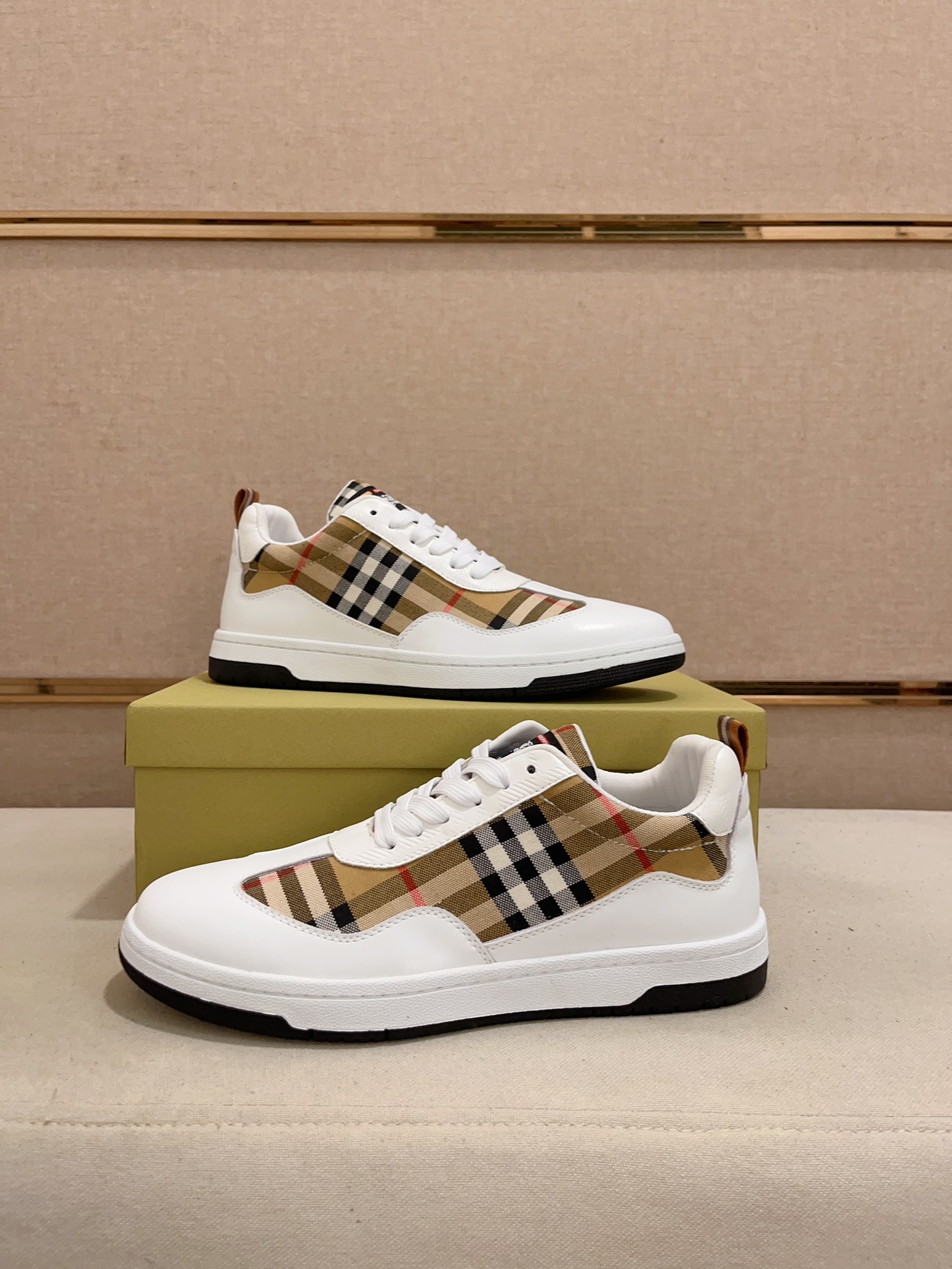 Precio de fábrica:Sincronización de contador burberry Burberry principales compradores venta sincrón