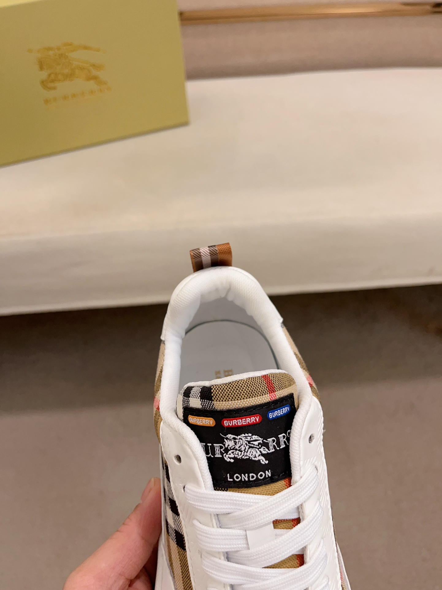 Precio de fábrica:Sincronización de contador burberry Burberry principales compradores venta sincrón