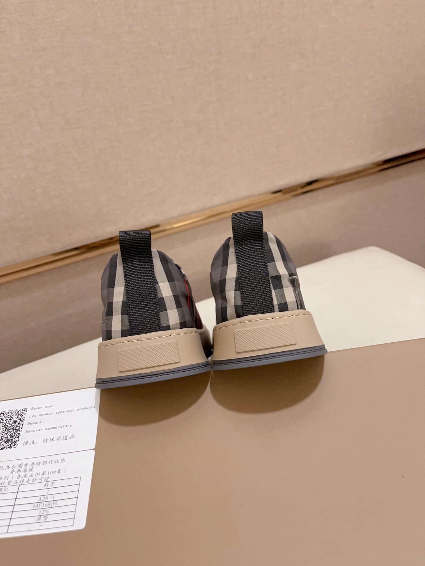 Precio de fábrica:Mostrador sincronizado burberry Burberry generación superior compra sincronizada v