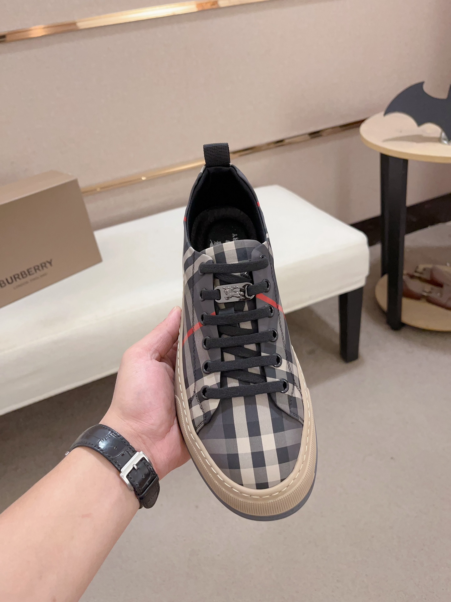 Precio de fábrica:Mostrador sincronizado burberry Burberry generación superior compra sincronizada v