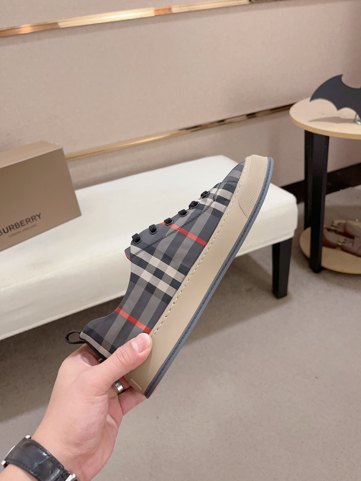 Precio de fábrica:Mostrador sincronizado burberry Burberry generación superior compra sincronizada v