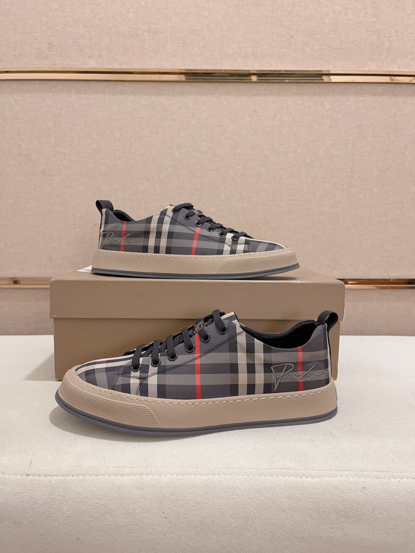 Precio de fábrica:Mostrador sincronizado burberry Burberry generación superior compra sincronizada v