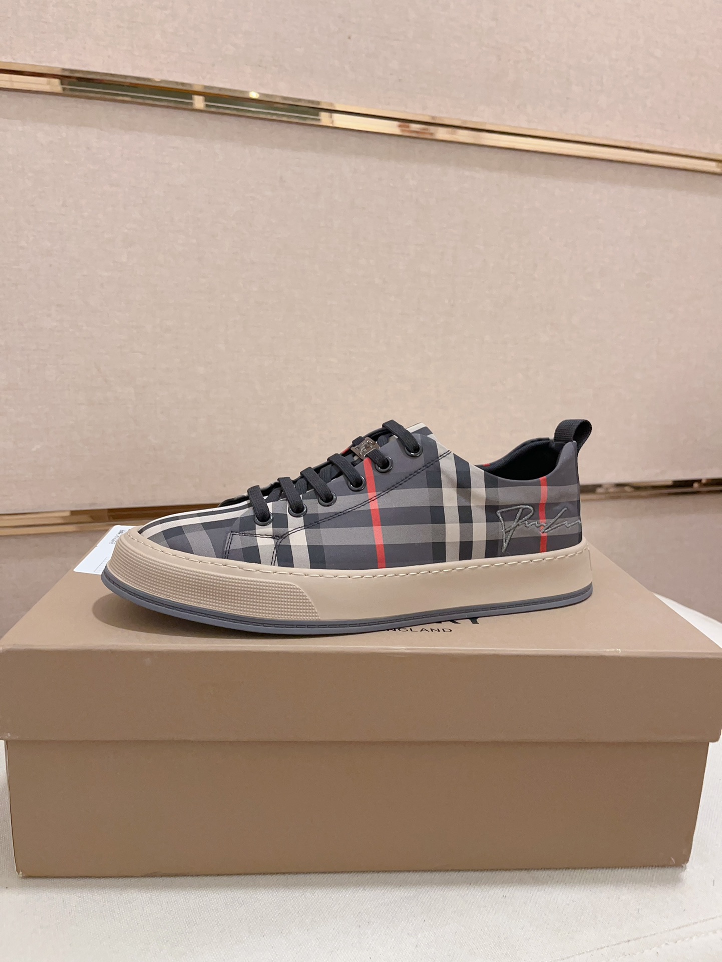 Precio de fábrica:Mostrador sincronizado burberry Burberry generación superior compra sincronizada v