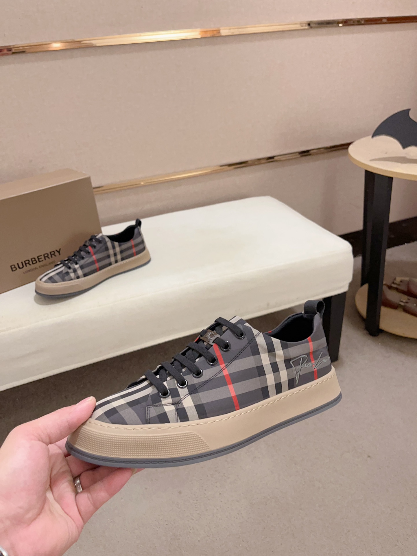 Precio de fábrica:Mostrador sincronizado burberry Burberry generación superior compra sincronizada v