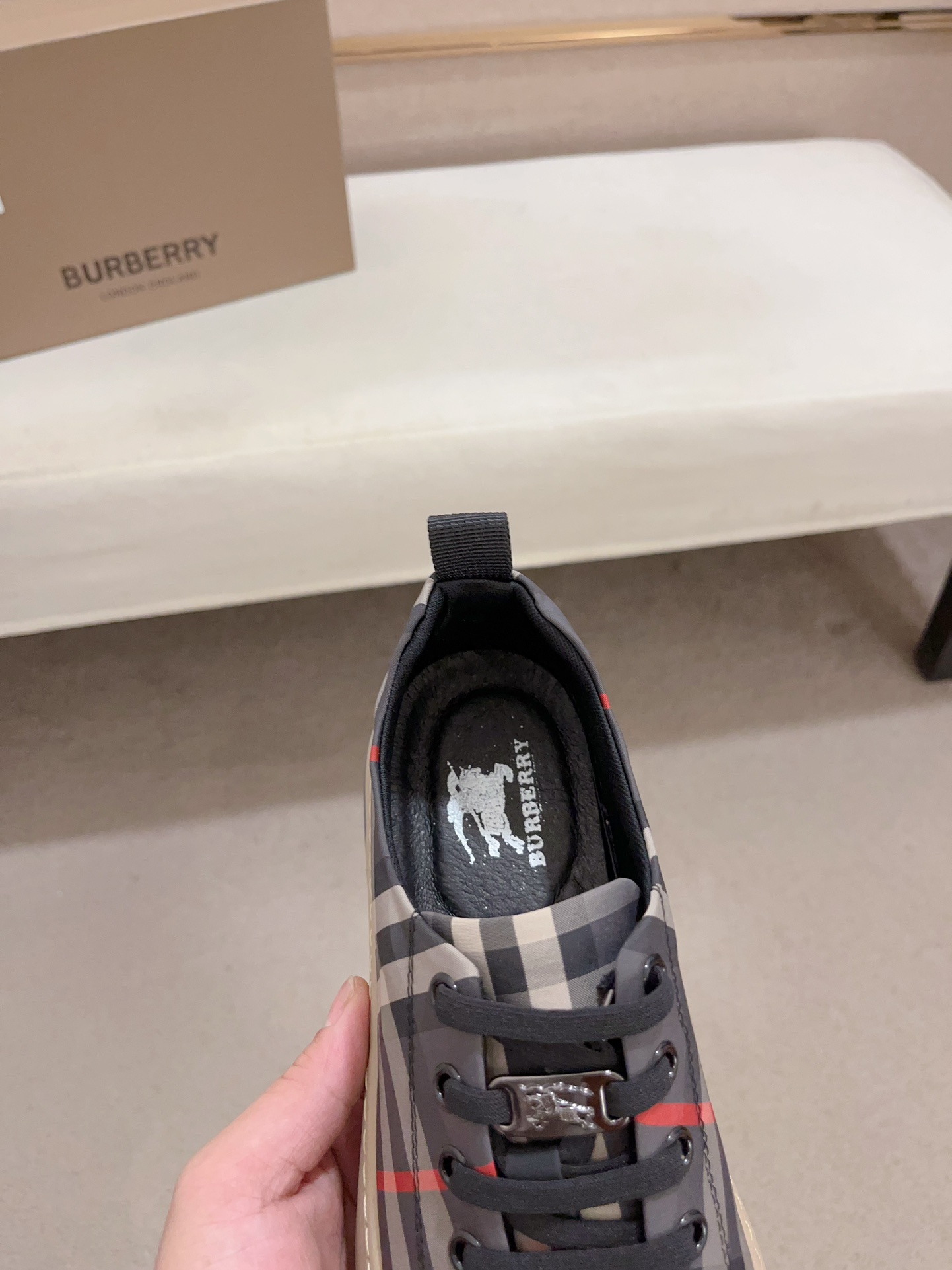 Precio de fábrica:Mostrador sincronizado burberry Burberry generación superior compra sincronizada v