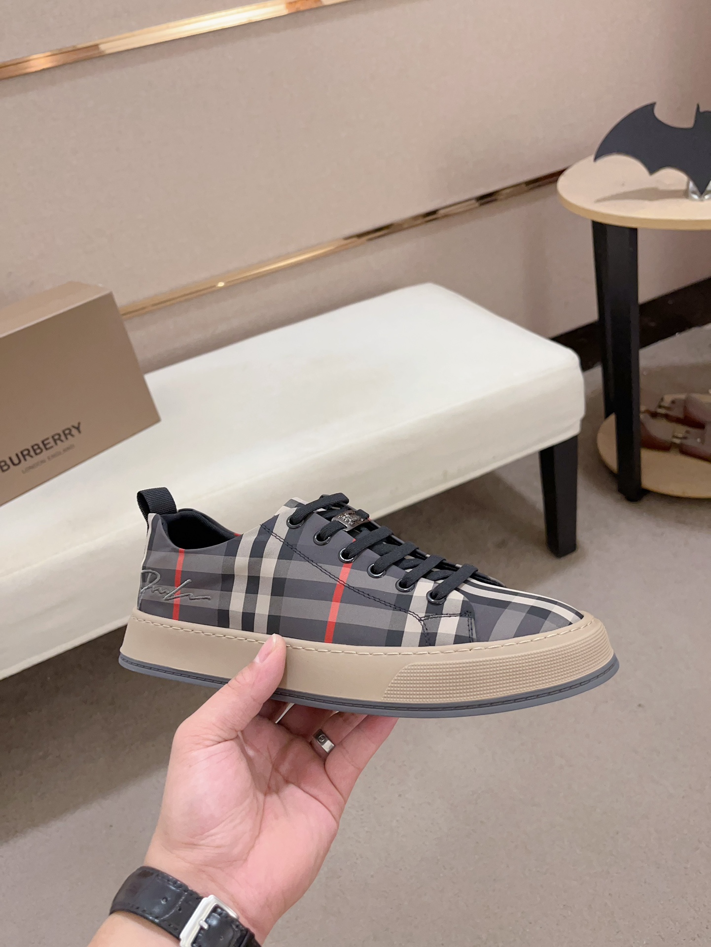Precio de fábrica:Mostrador sincronizado burberry Burberry generación superior compra sincronizada v