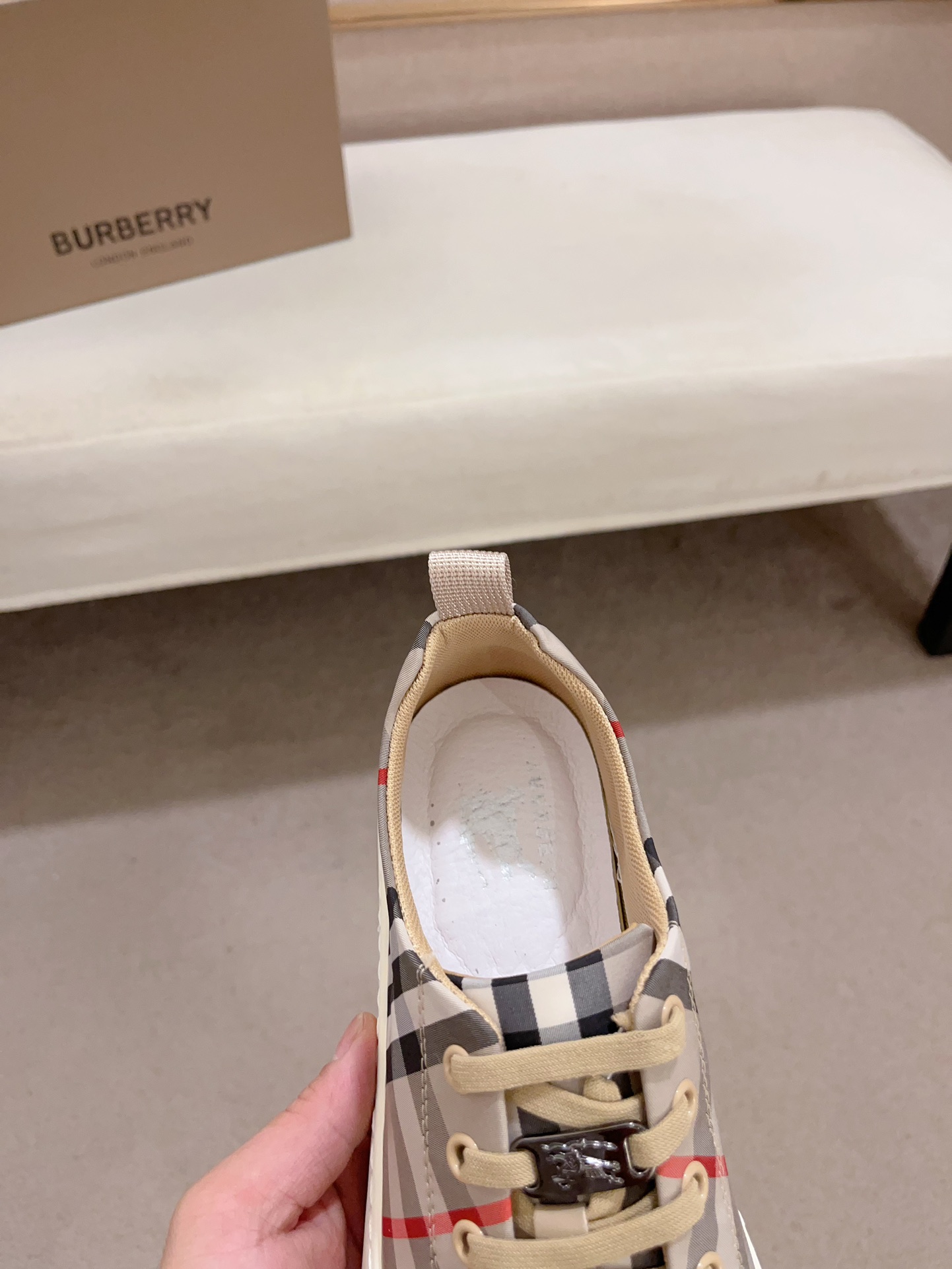 Precio de fábrica:Mostrador sincronizado burberry Burberry generación superior compra sincronizada v