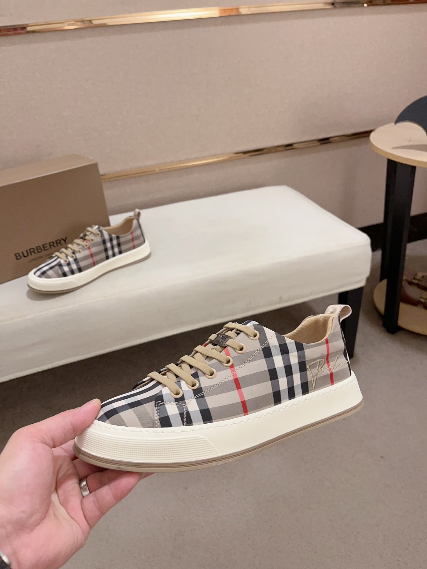Precio de fábrica:Mostrador sincronizado burberry Burberry generación superior compra sincronizada v