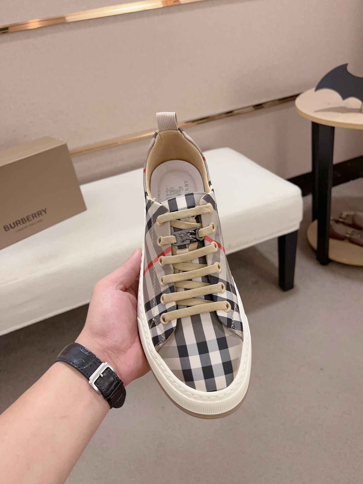 Precio de fábrica:Mostrador sincronizado burberry Burberry generación superior compra sincronizada v