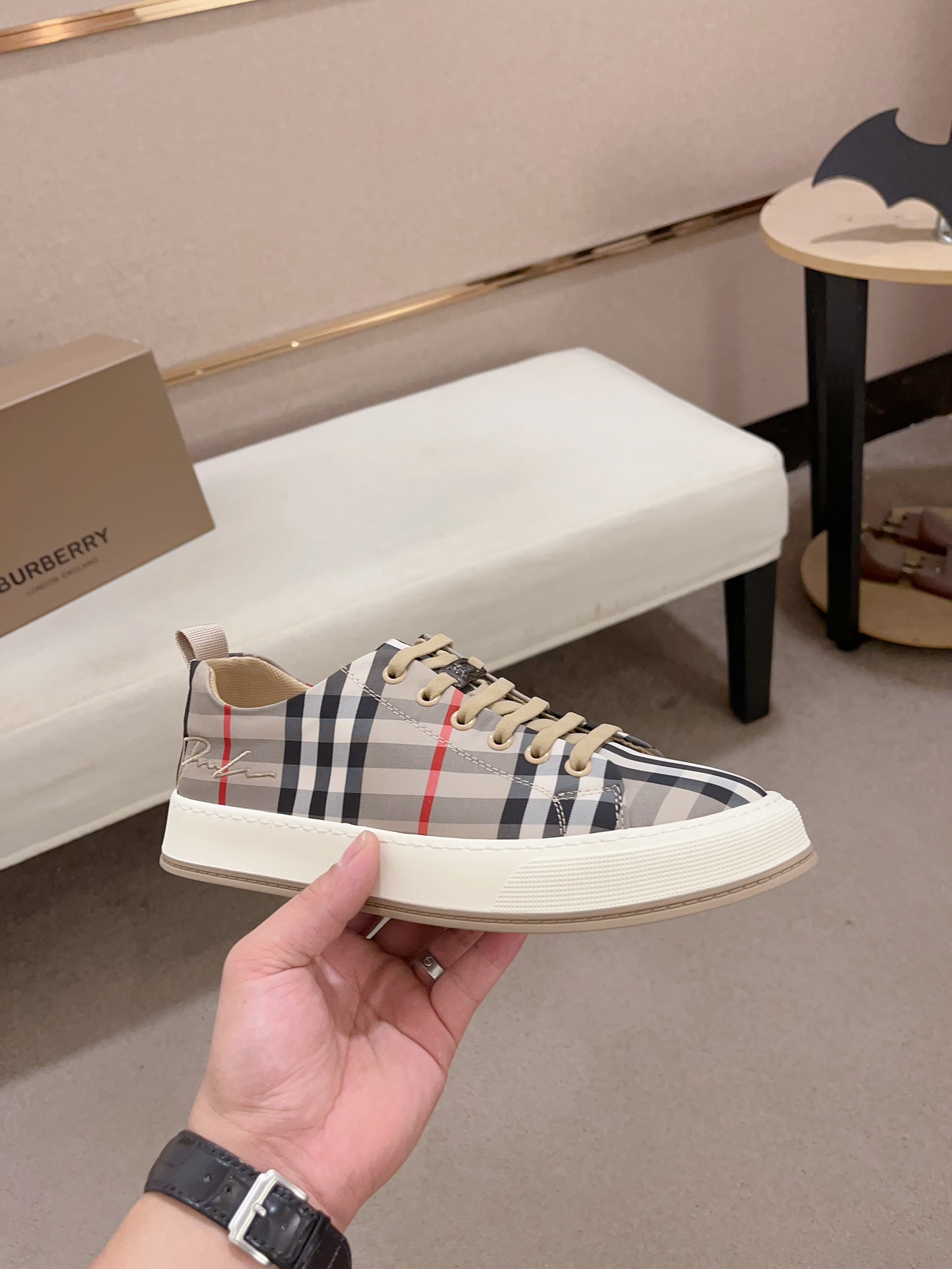 Precio de fábrica:Mostrador sincronizado burberry Burberry generación superior compra sincronizada v