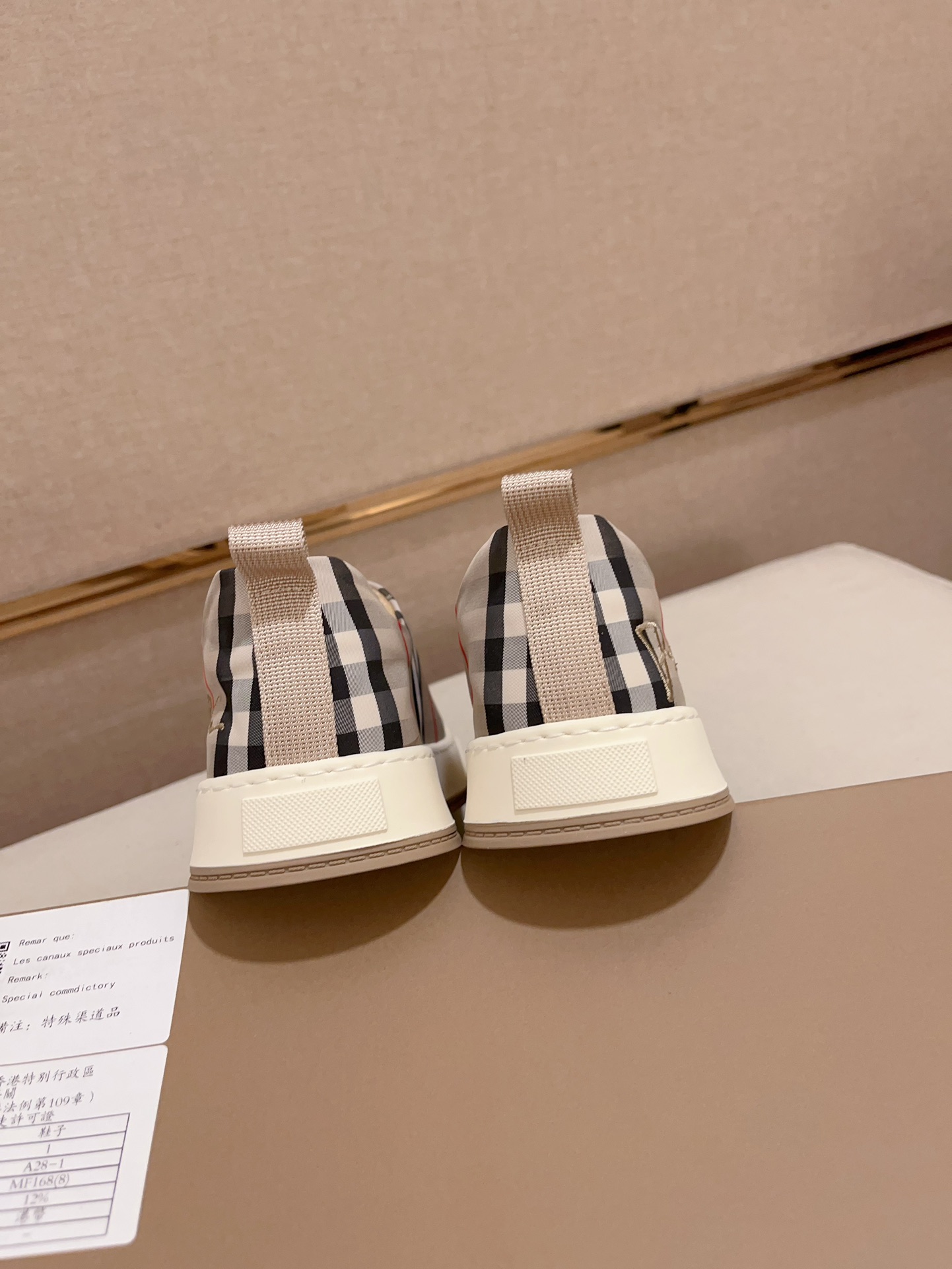 Precio de fábrica:Mostrador sincronizado burberry Burberry generación superior compra sincronizada v