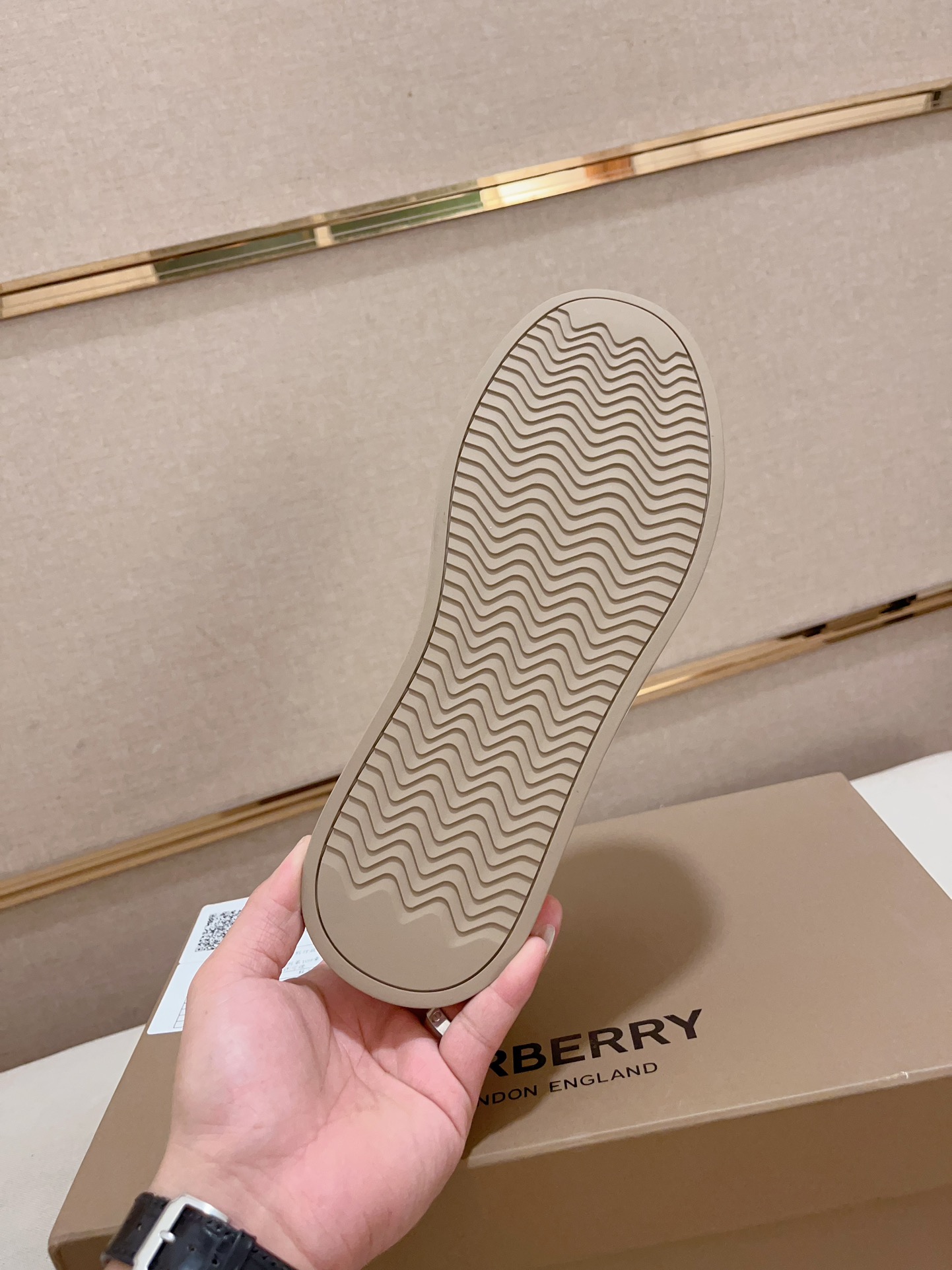 Precio de fábrica:Mostrador sincronizado burberry Burberry generación superior compra sincronizada v