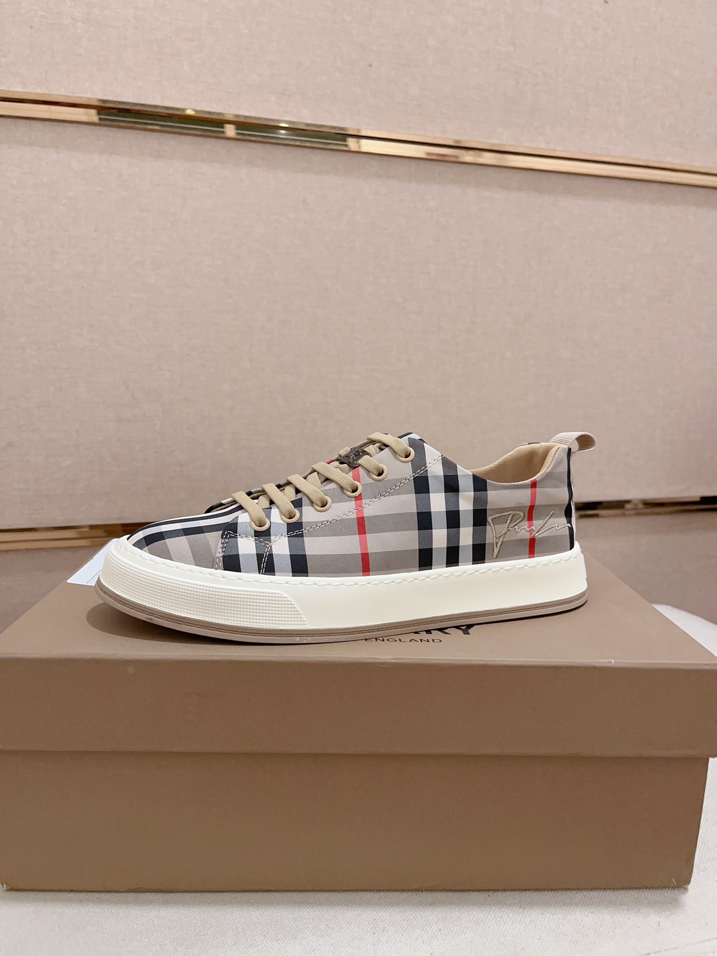 Precio de fábrica:Mostrador sincronizado burberry Burberry generación superior compra sincronizada v