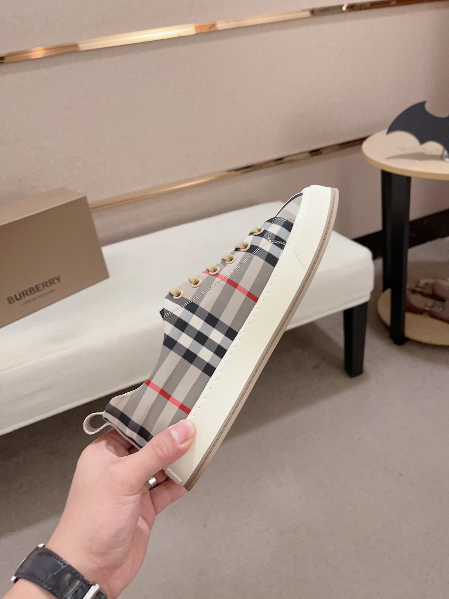Precio de fábrica:Mostrador sincronizado burberry Burberry generación superior compra sincronizada v