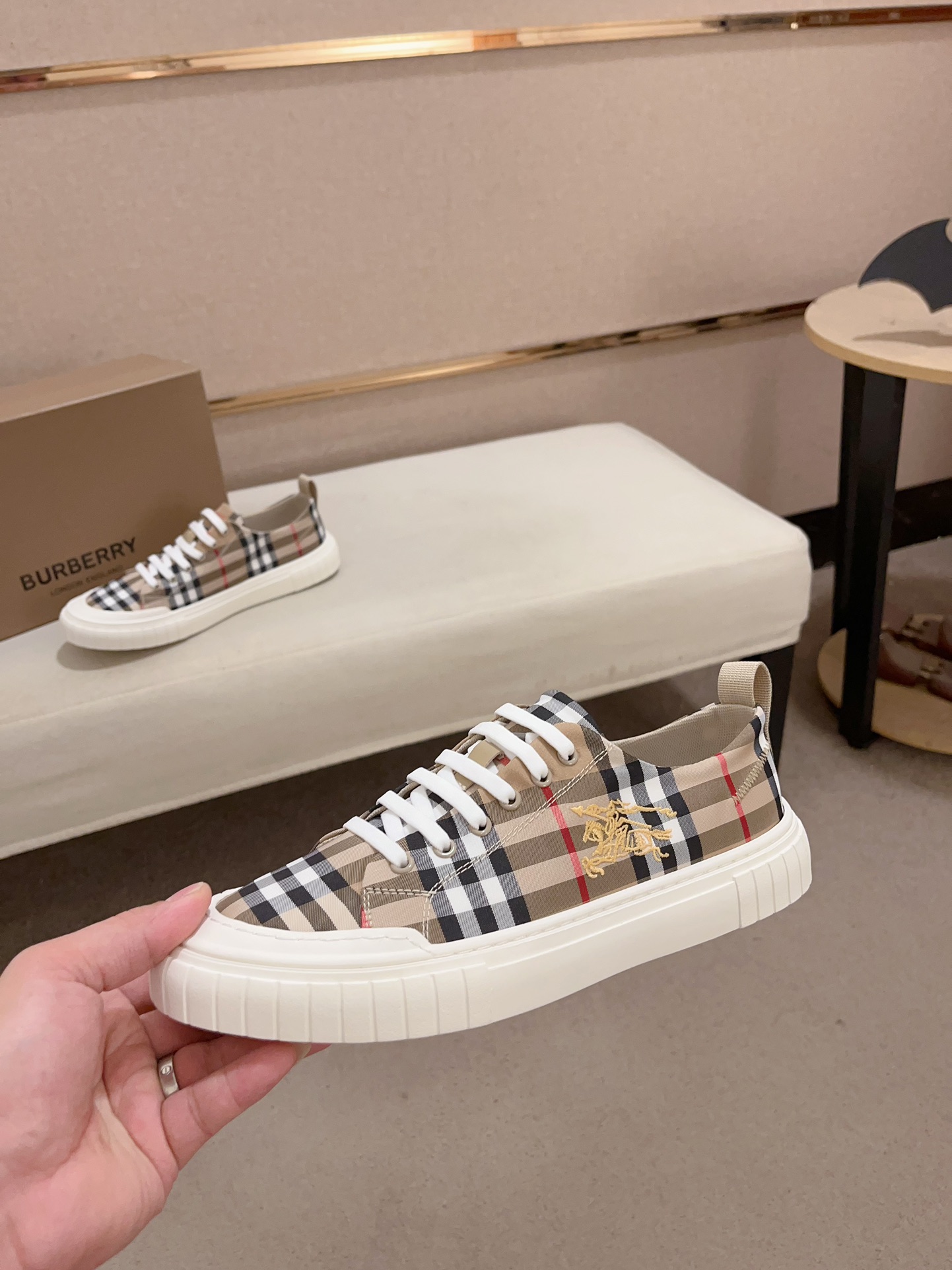 Precio de fábrica:Mostrador sincronizado burberry Burberry generación superior compra sincronizada v