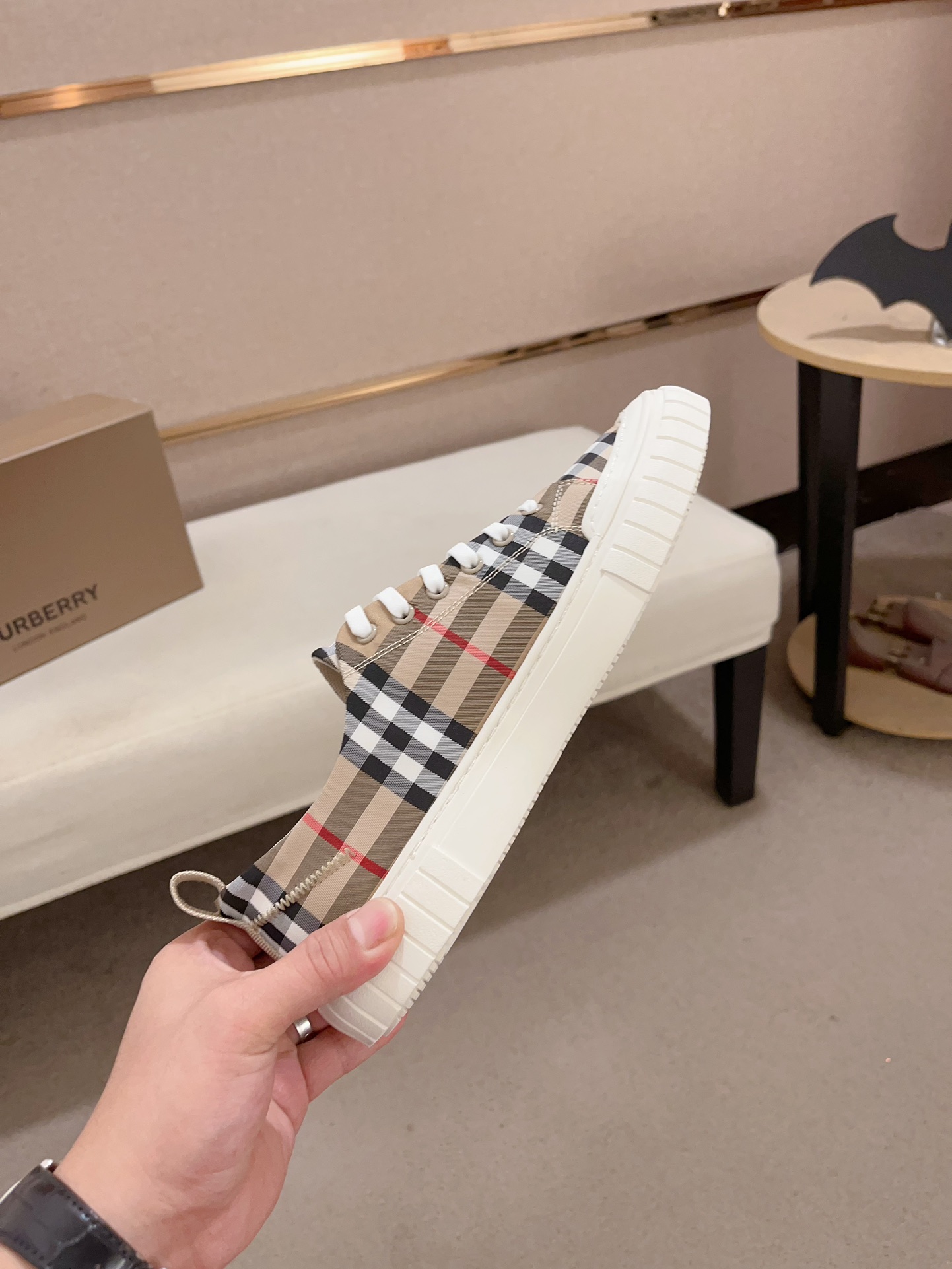 Precio de fábrica:Mostrador sincronizado burberry Burberry generación superior compra sincronizada v