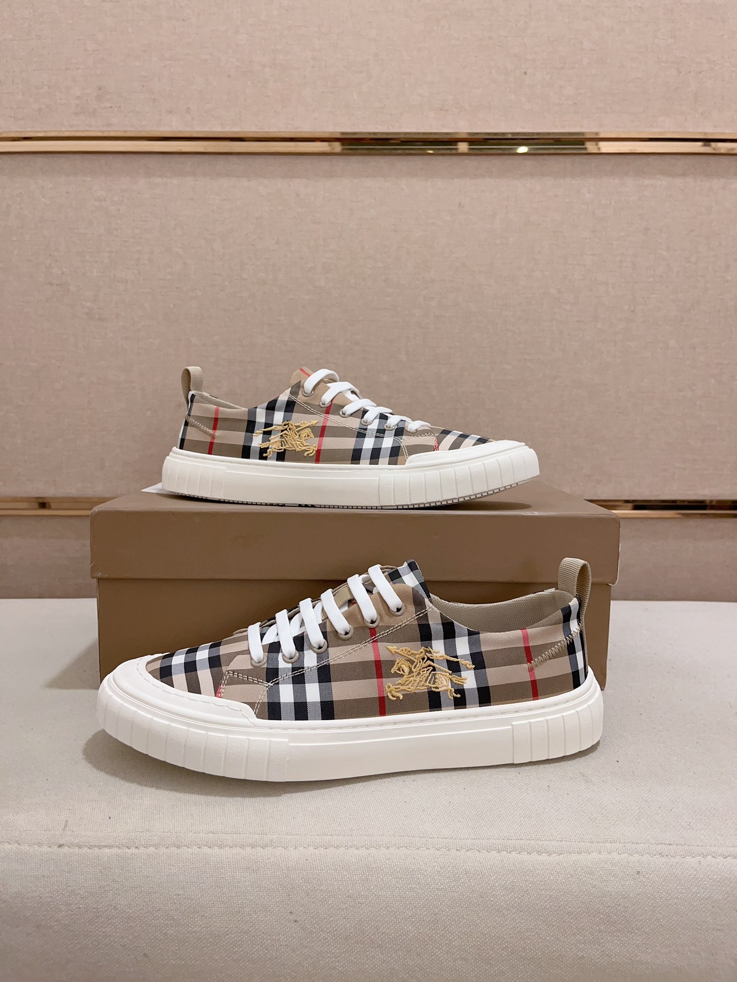 Precio de fábrica:Mostrador sincronizado burberry Burberry generación superior compra sincronizada v