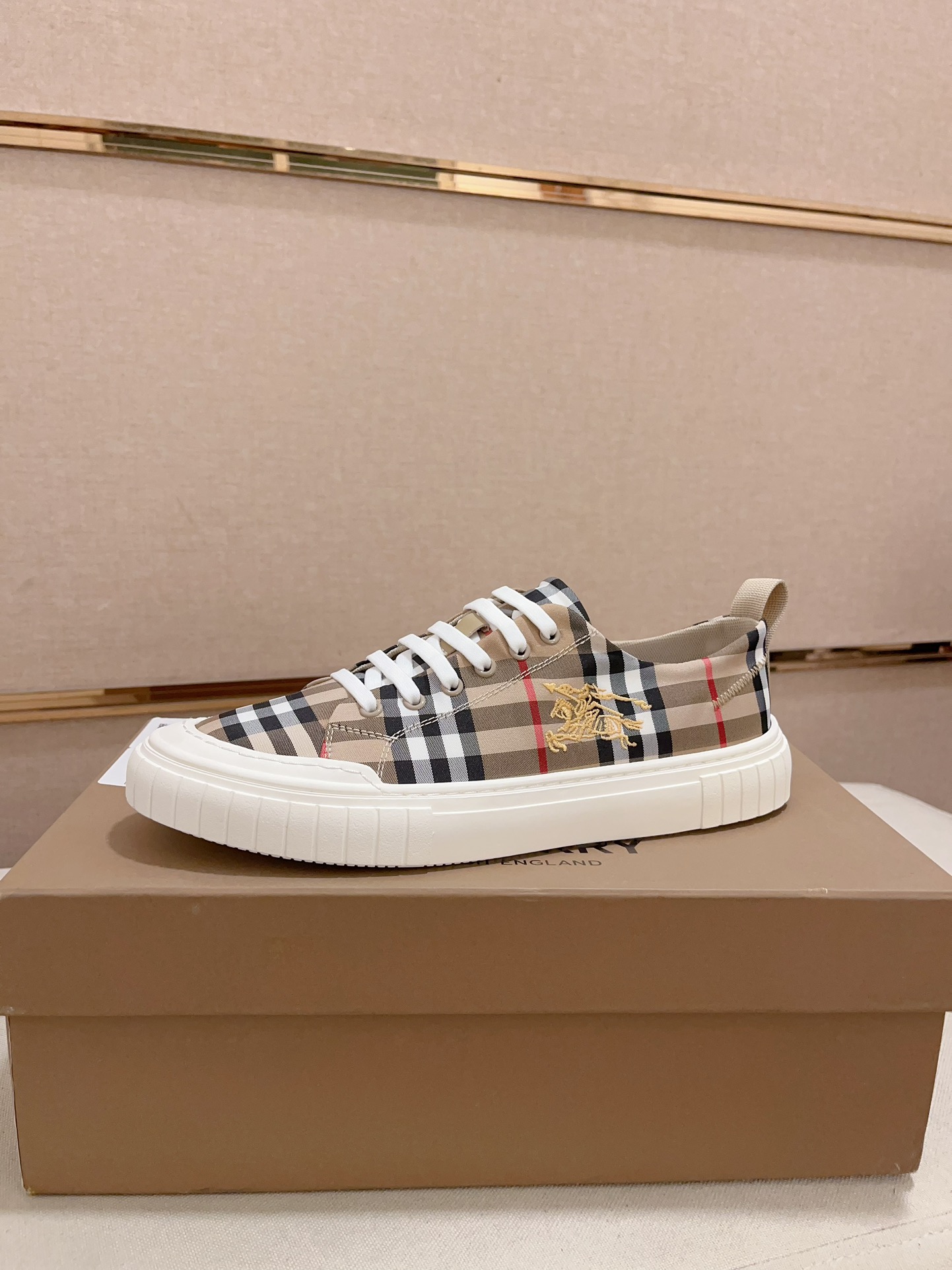 Precio de fábrica:Mostrador sincronizado burberry Burberry generación superior compra sincronizada v