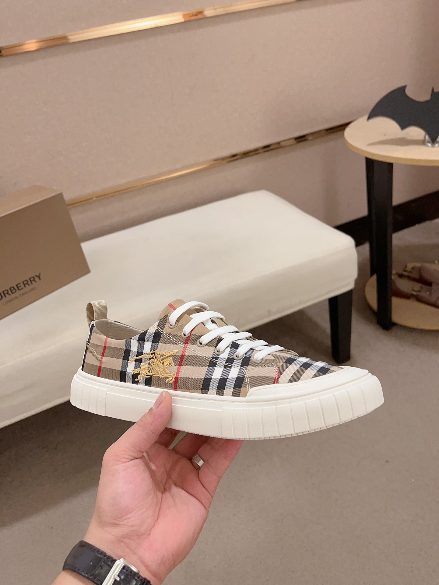 Precio de fábrica:Mostrador sincronizado burberry Burberry generación superior compra sincronizada v