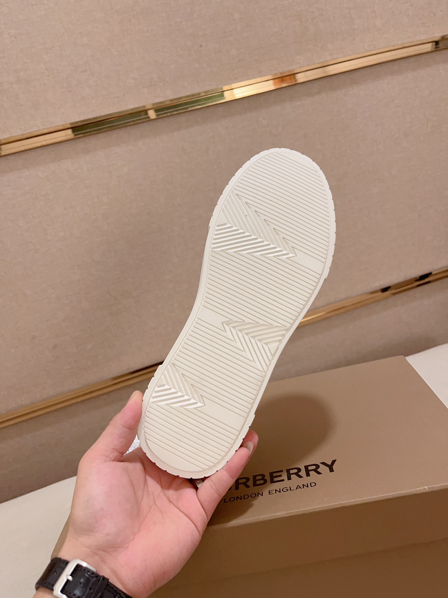 Precio de fábrica:Mostrador sincronizado burberry Burberry generación superior compra sincronizada v