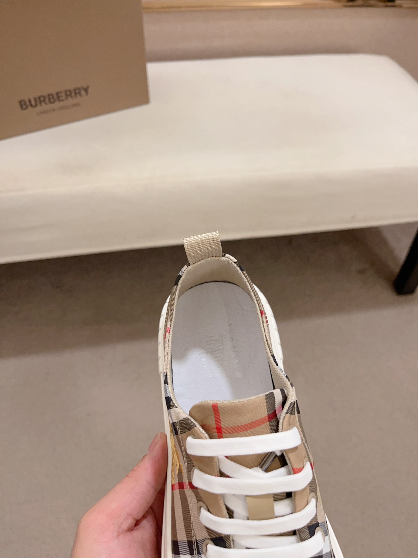 Precio de fábrica:Mostrador sincronizado burberry Burberry generación superior compra sincronizada v