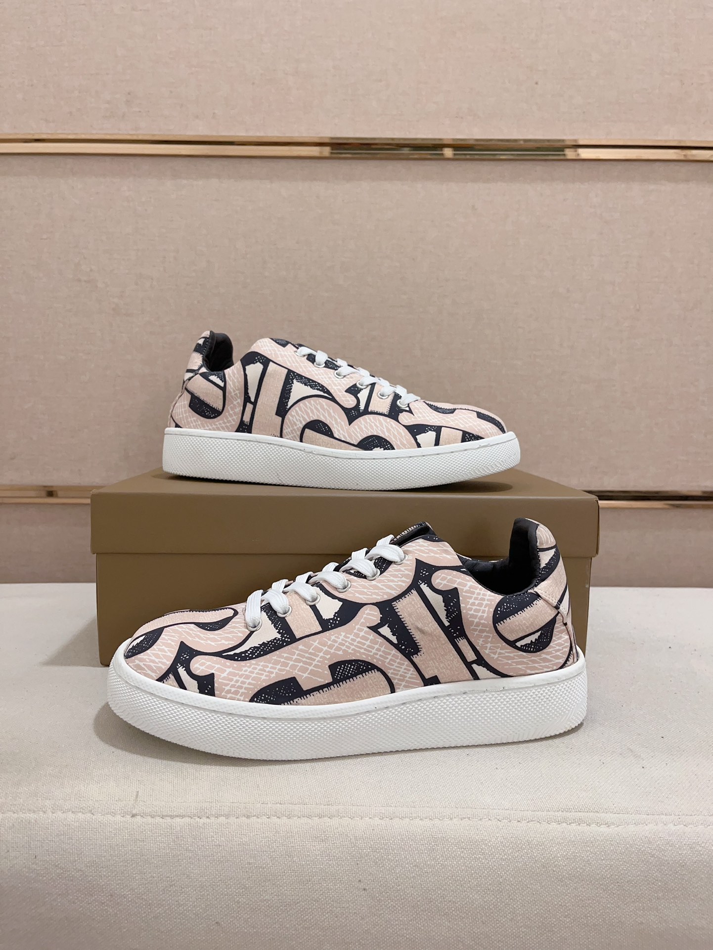 PRECIO DE FÁBRICA: Las nuevas zapatillas bajas clásicas para hombre de Burberry se renuevan en algod