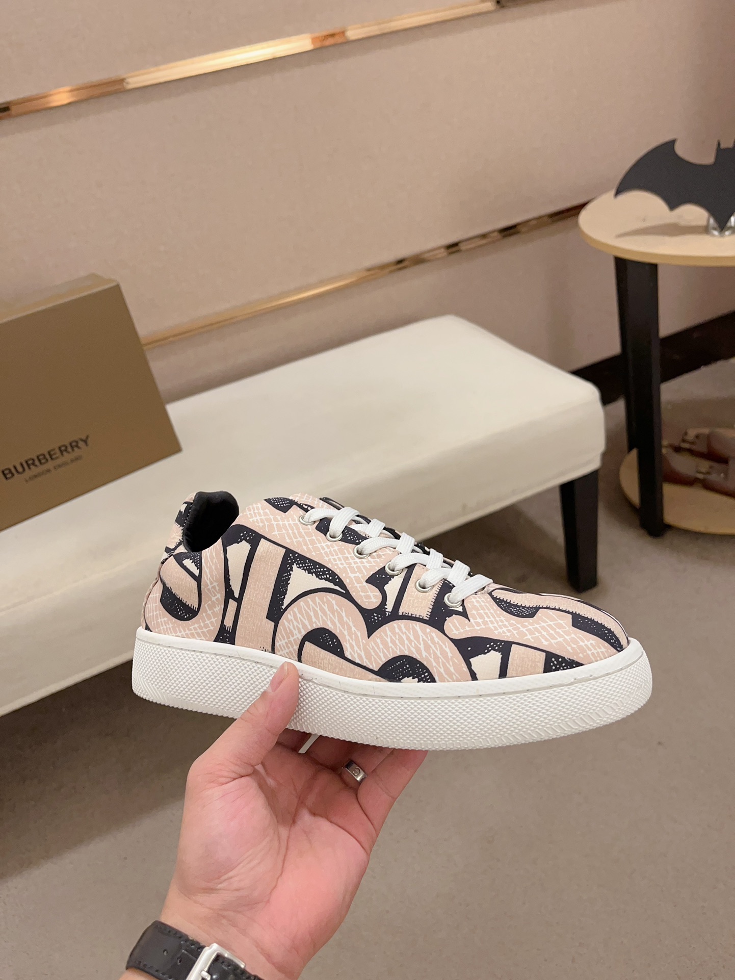 PRECIO DE FÁBRICA: Las nuevas zapatillas bajas clásicas para hombre de Burberry se renuevan en algod