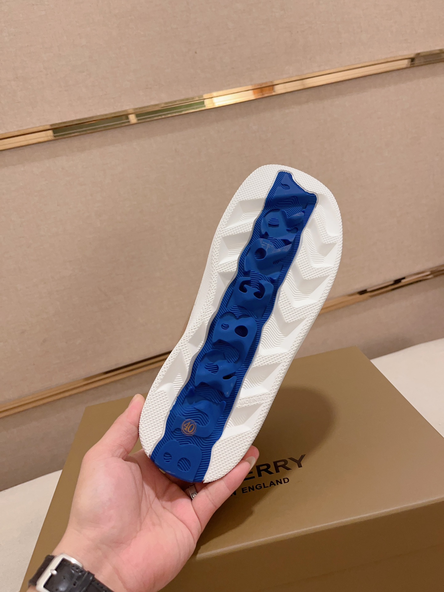 PRECIO DE FÁBRICA: Las nuevas zapatillas bajas clásicas para hombre de Burberry se renuevan en algod