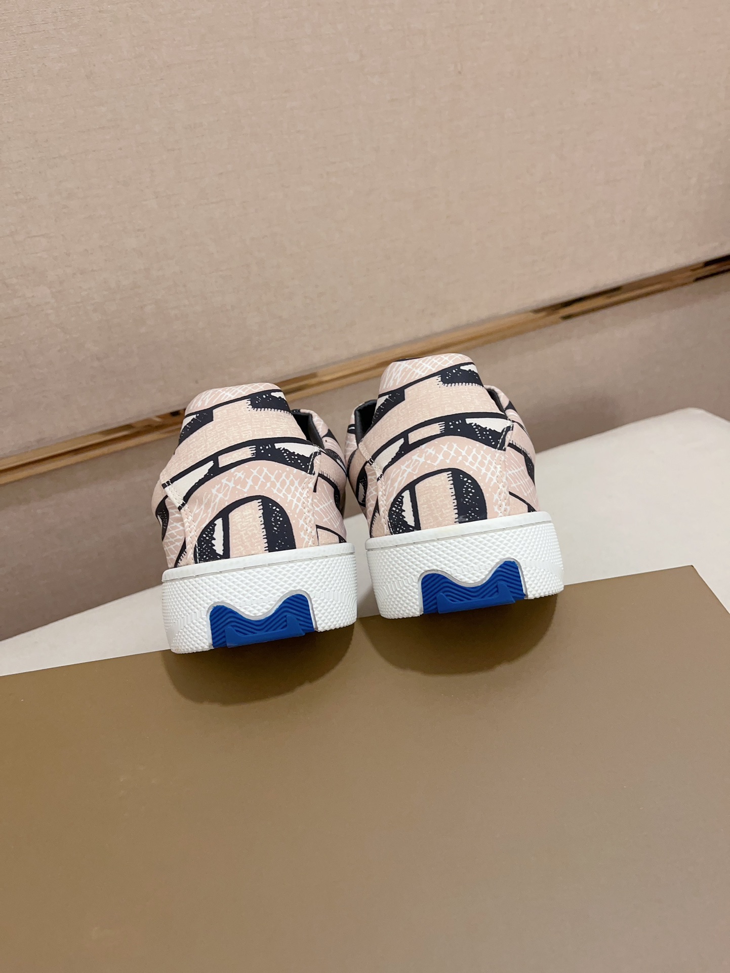PRECIO DE FÁBRICA: Las nuevas zapatillas bajas clásicas para hombre de Burberry se renuevan en algod