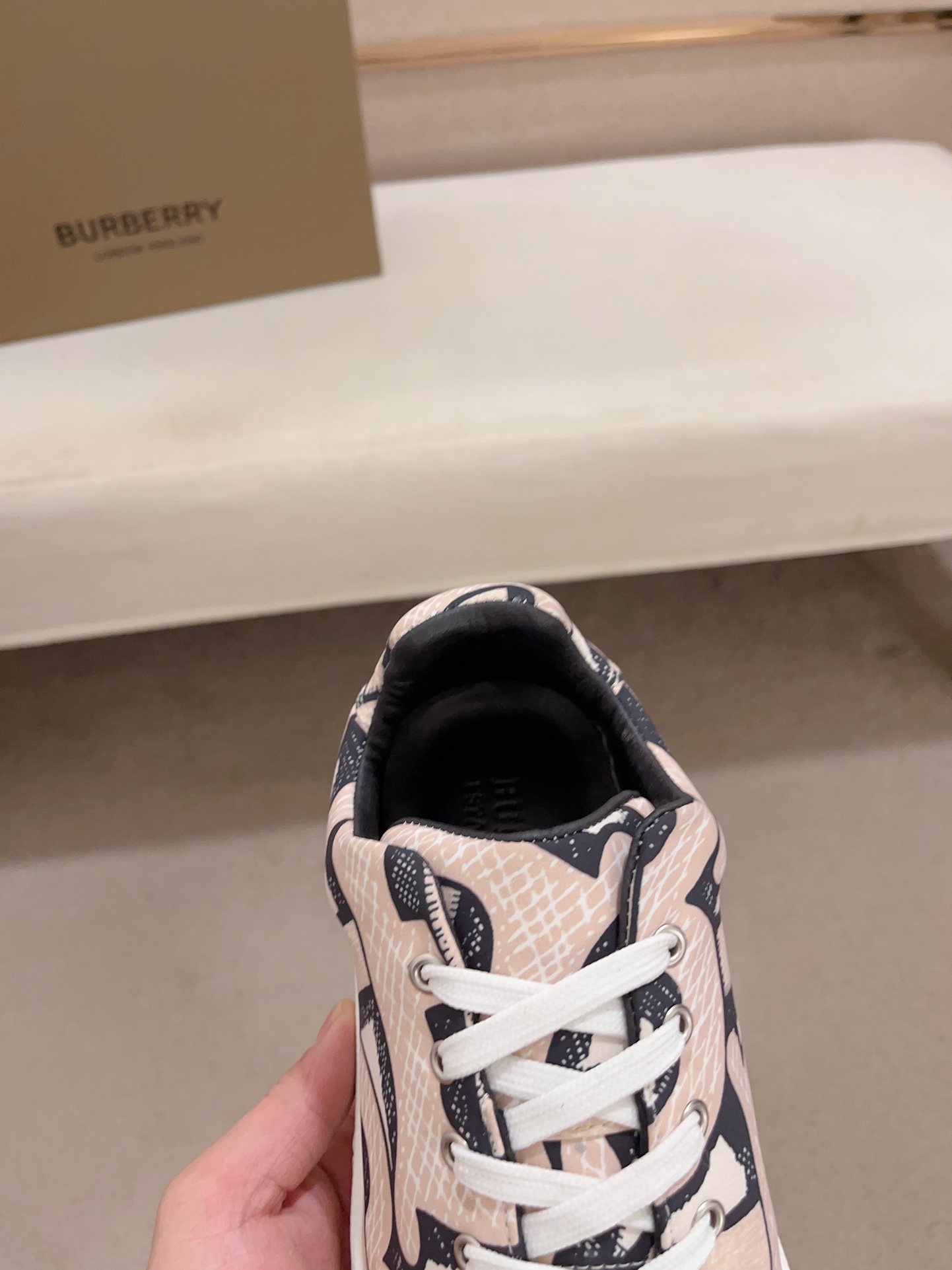 PRECIO DE FÁBRICA: Las nuevas zapatillas bajas clásicas para hombre de Burberry se renuevan en algod