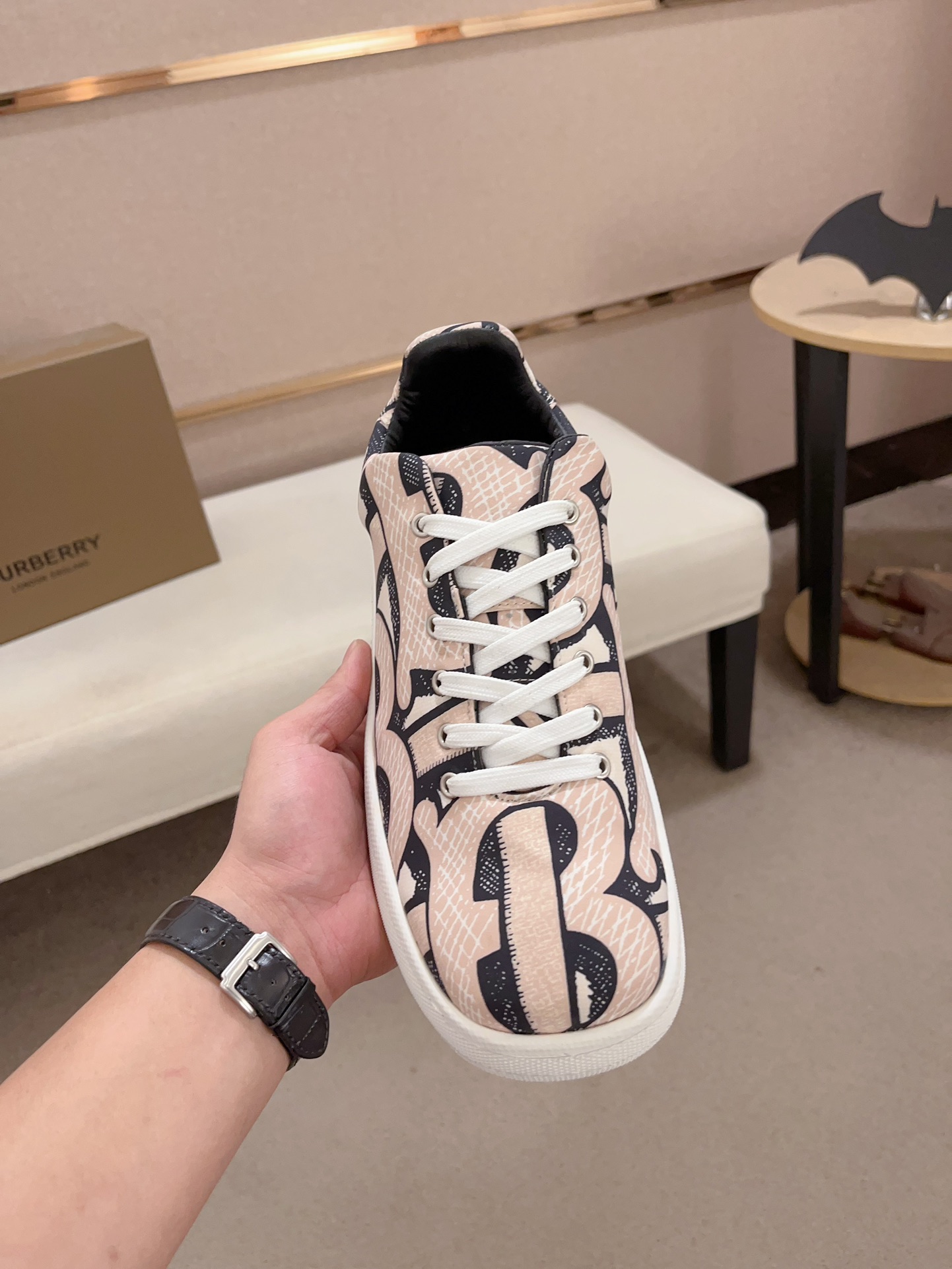PRECIO DE FÁBRICA: Las nuevas zapatillas bajas clásicas para hombre de Burberry se renuevan en algod