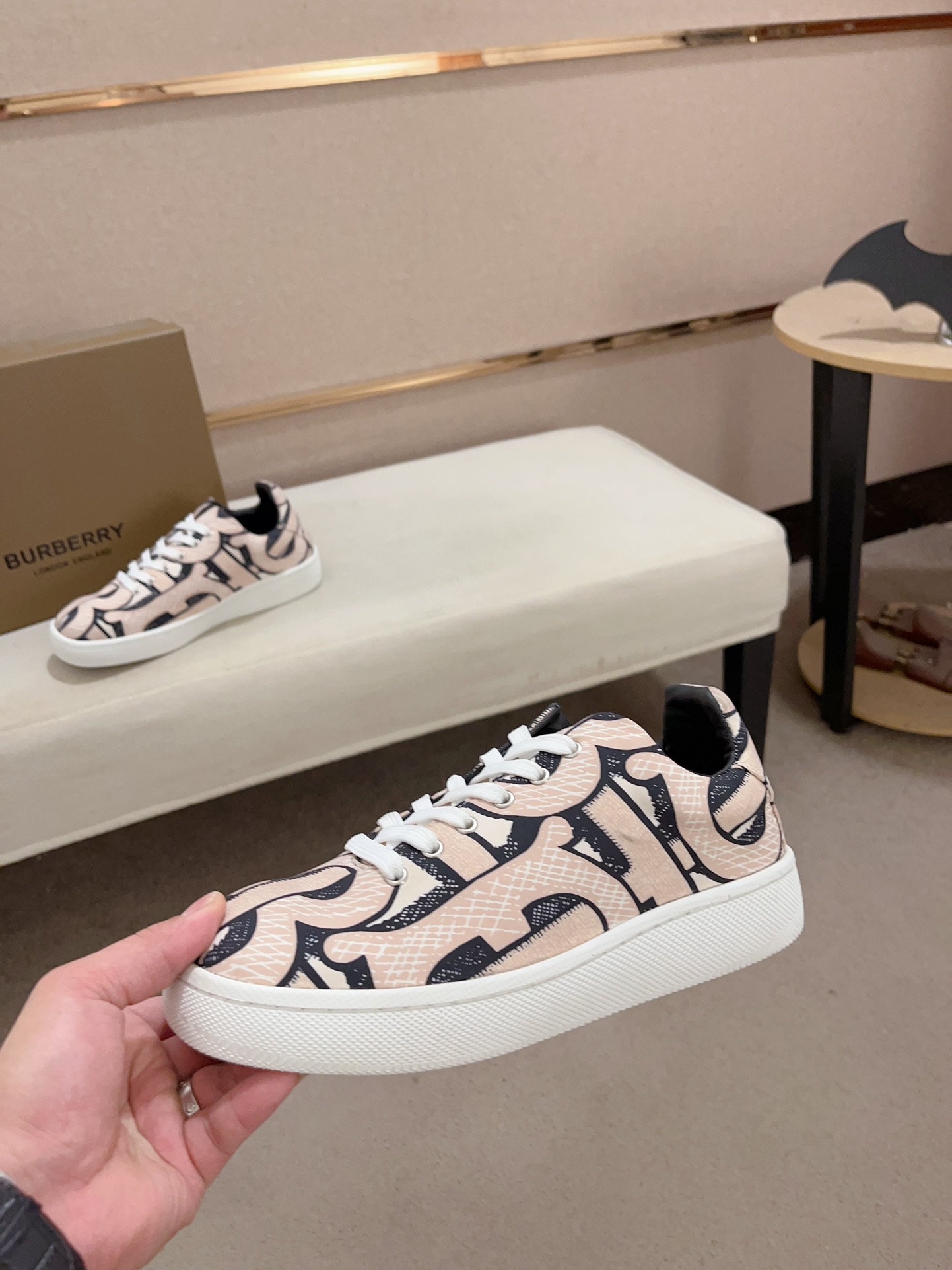 PRECIO DE FÁBRICA: Las nuevas zapatillas bajas clásicas para hombre de Burberry se renuevan en algod