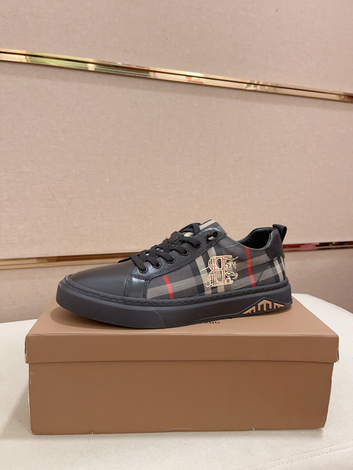Precio de fábrica:Mostrador sincronizado burberry Burberry generación superior compra sincronizada v